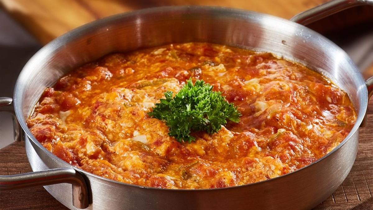 Elazığ usulü ağızda dağılan lezzetli menemen tarifi! Kaşar peyniriyle uzayan harika bir kahvaltı seçeneği!